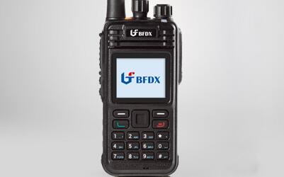 老司機(jī)為啥要帶著無(wú)線(xiàn)電對(duì)講機(jī)？